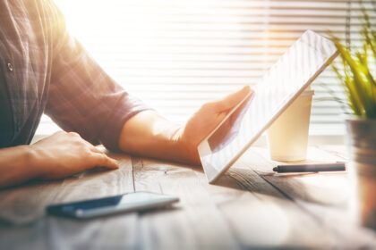 person looking to the laptop Ebook -Studio Xpress Agência de marketing digital RJ e SP
